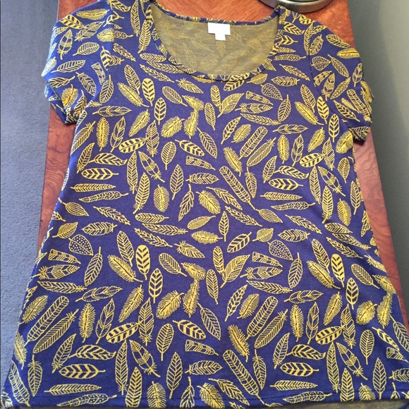 SOLD - LulaRoe Classic Tee size small - Picture 1 of 6